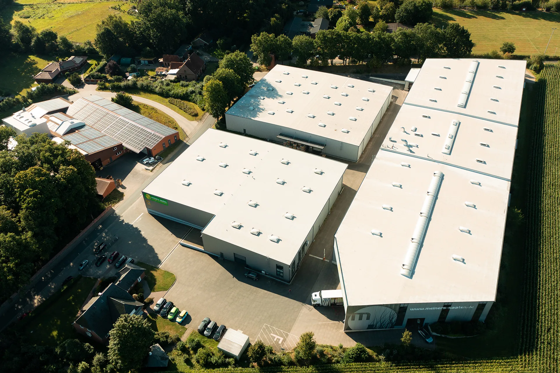 Luftaufnahme Meiners Saaten Firmengebäude, moderne Hallen, grüne Umgebung, nachhaltige Architektur, Standortaufnahme.