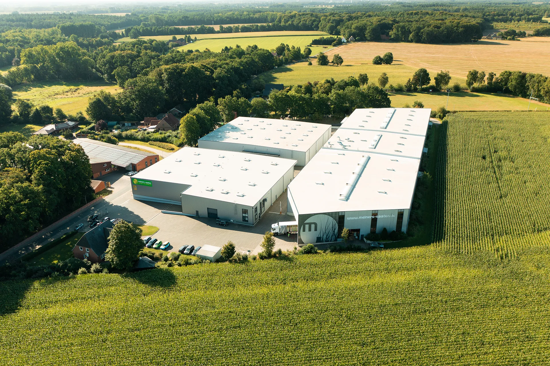 Luftaufnahme Meiners Saaten Firmengebäude, moderne Hallen, grüne Umgebung, nachhaltige Architektur, Standortaufnahme.