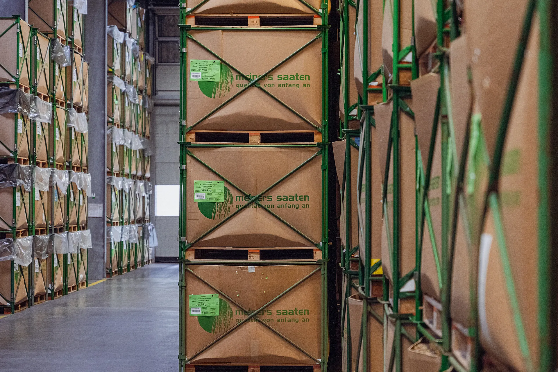 Industrielager mit Saatgutboxen Meiners Saaten, geordnete Regalanlagen, präzise Lagerhaltung, effiziente Logistik.