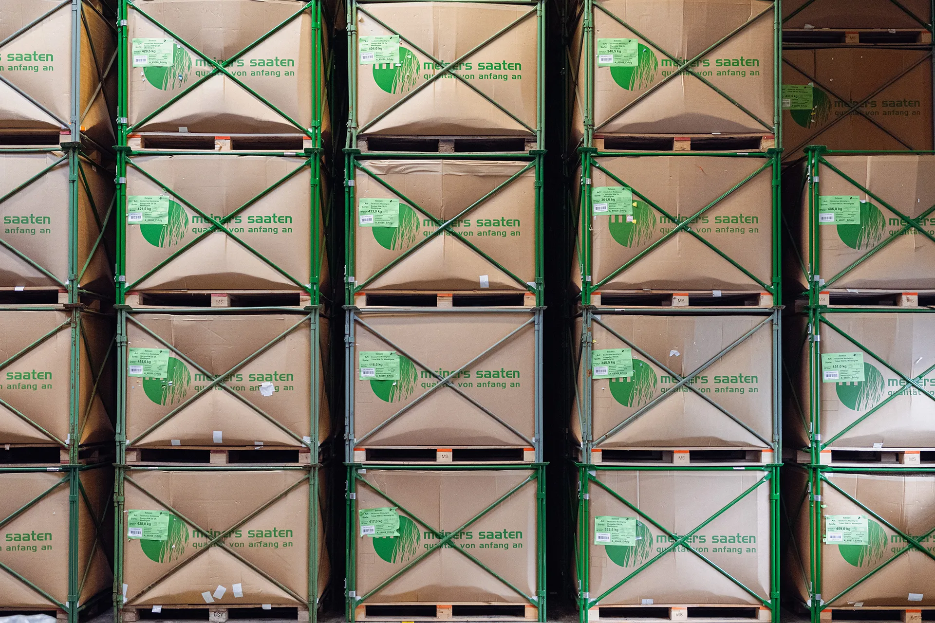 Stapel von Saatgutboxen Meiners Saaten, modernes Regalsystem, strukturierte Lagerhaltung, effiziente Lagerlogistik.