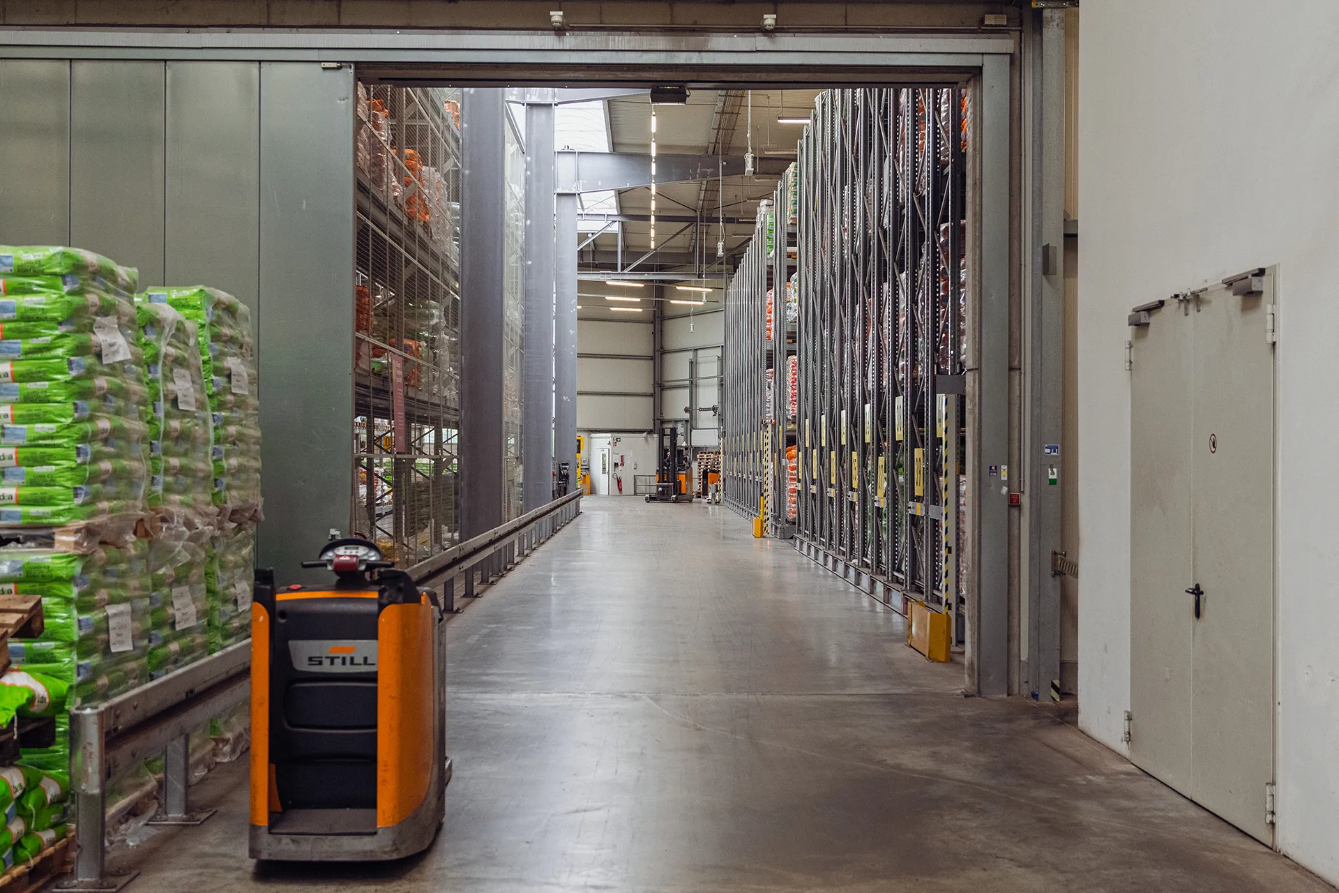 Innenansicht Meiners Saaten Lagerhalle, Hochregallager mit Saatgutsäcken, moderne Lagertechnik, strukturierte Organisation.